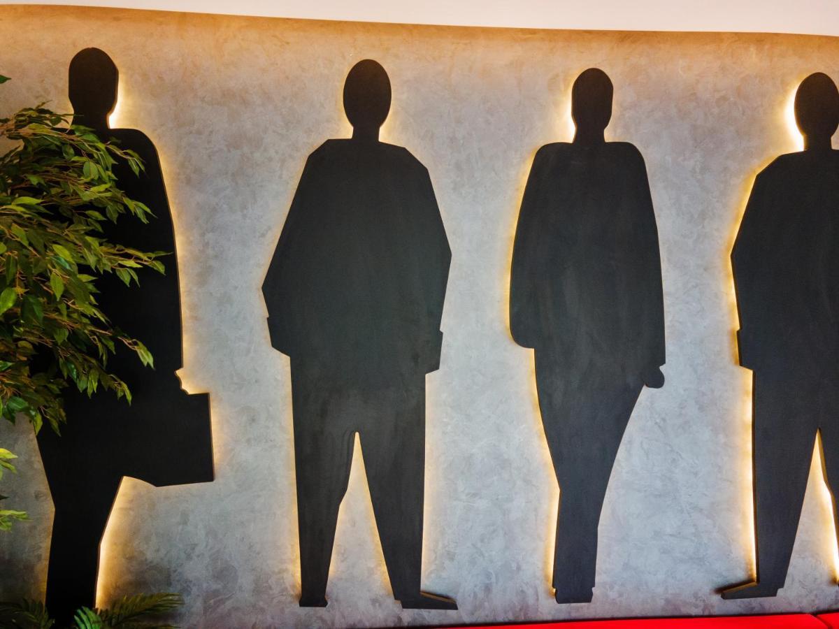 Ibis Styles Istanbul Merter ภายนอก รูปภาพ The silhouettes of the four victims