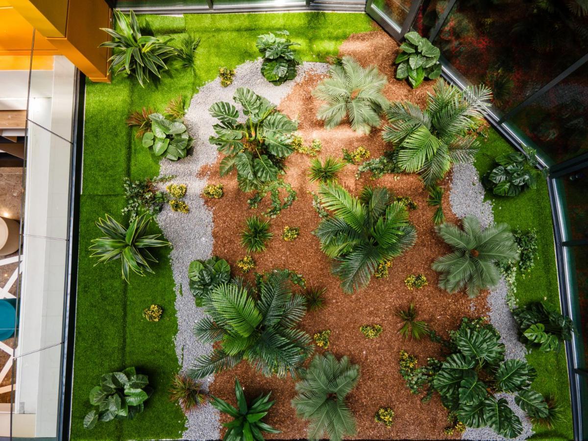 Ibis Styles Istanbul Merter ภายนอก รูปภาพ A green wall in a shopping mall