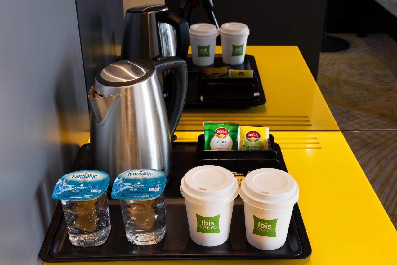 Ibis Styles Istanbul Merter ห้อง รูปภาพ A kettle with disposable cups and sachets of tea and coffee