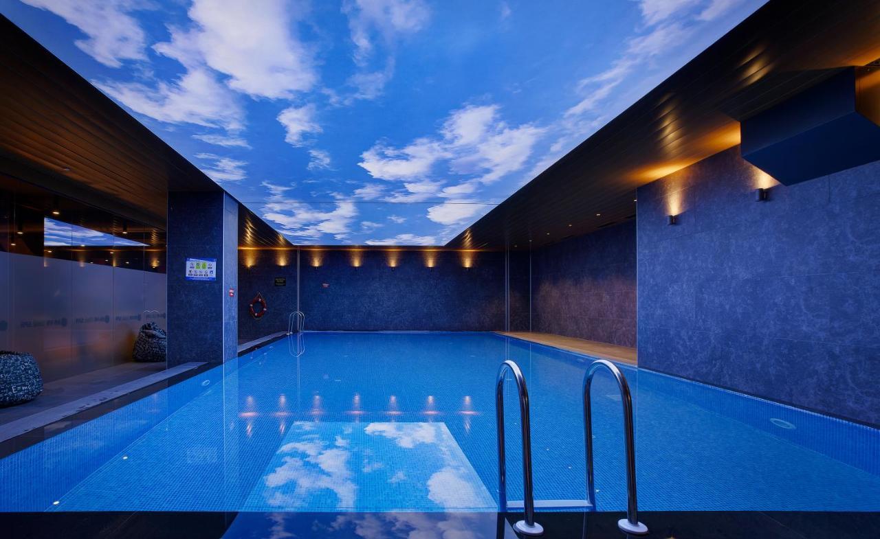 Ibis Styles Istanbul Merter ภายนอก รูปภาพ The swimming pool at the hotel
