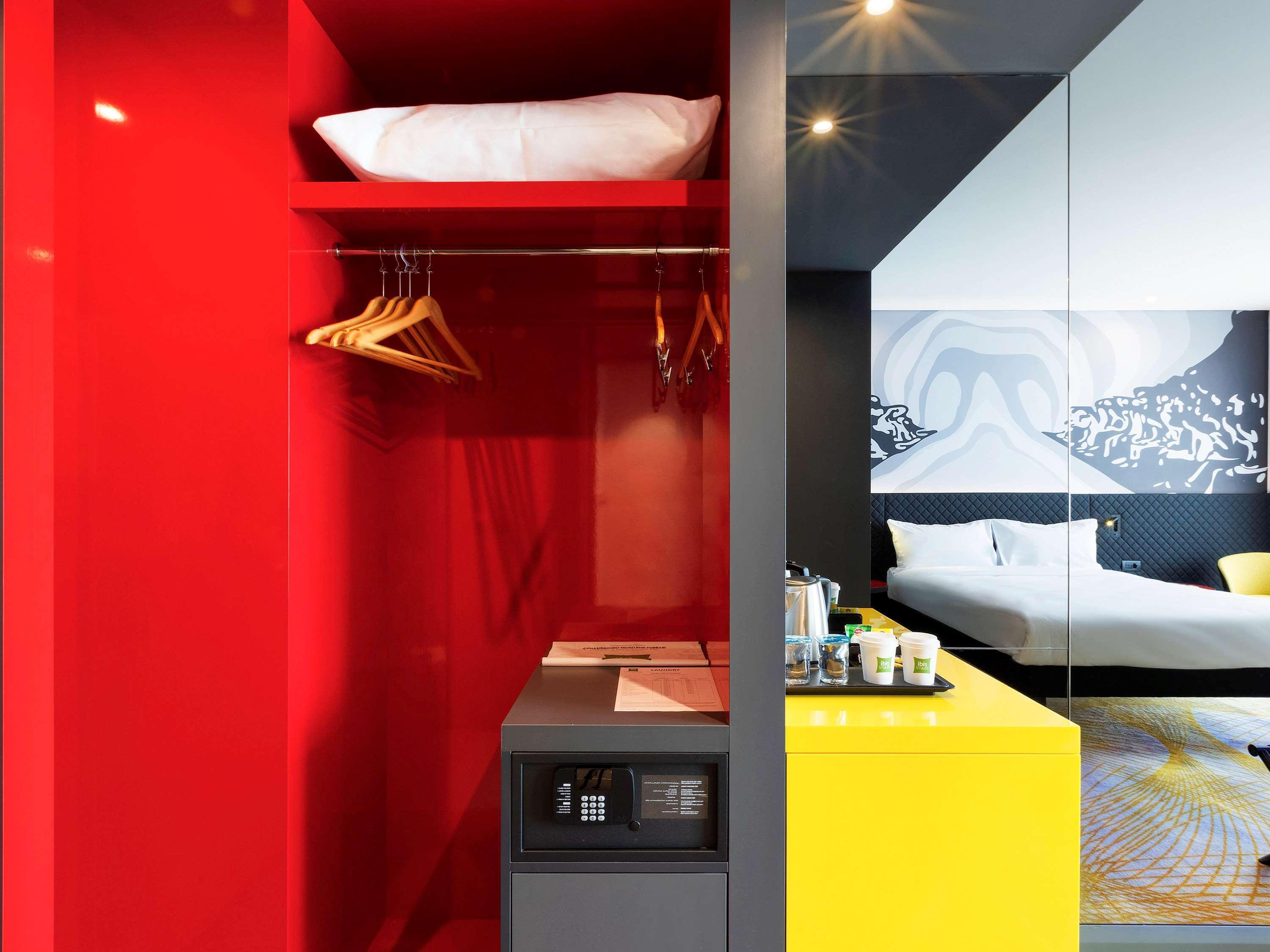 Ibis Styles Istanbul Merter ภายนอก รูปภาพ A room at the hotel
