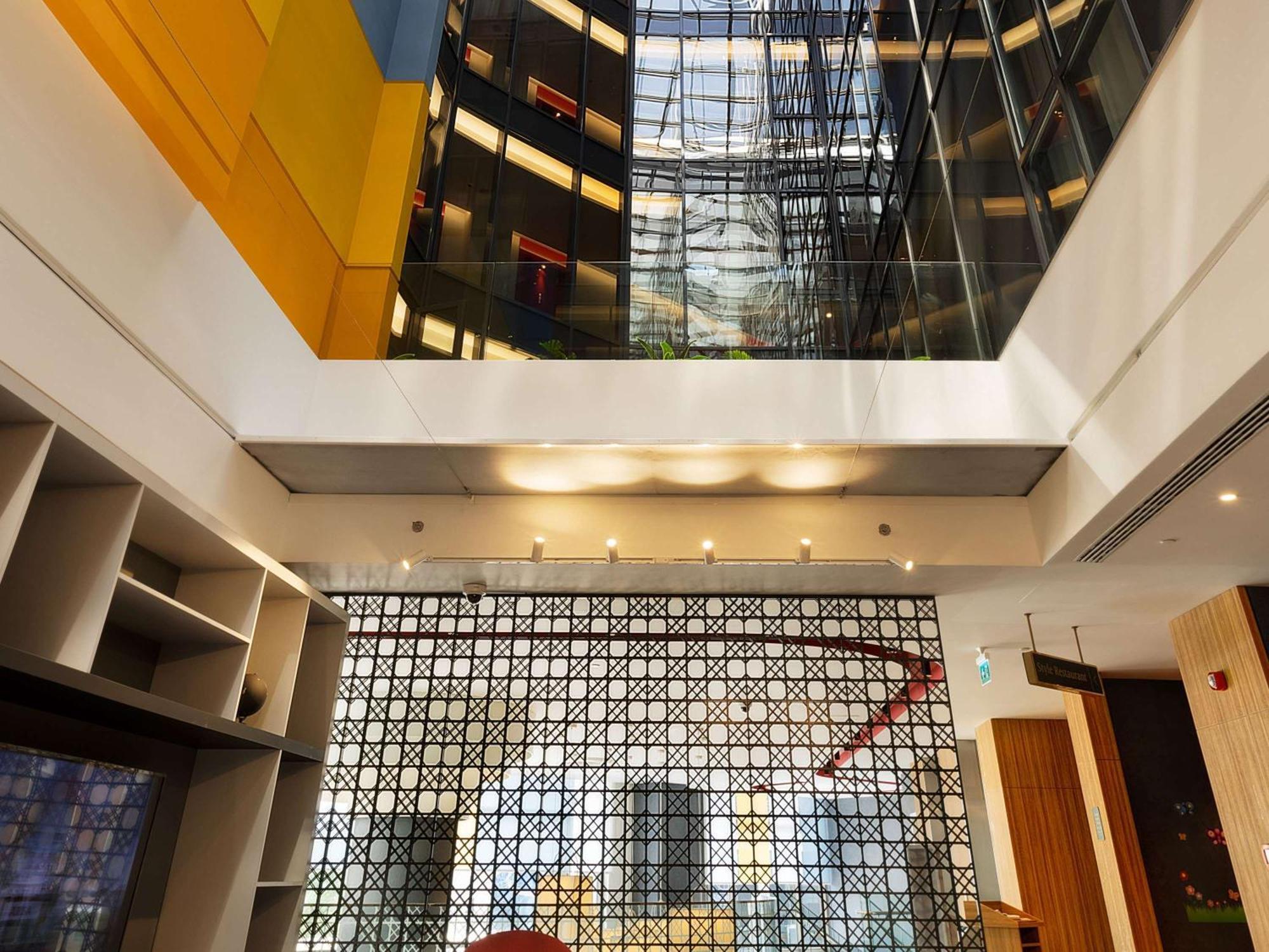 Ibis Styles Istanbul Merter ภายนอก รูปภาพ Interior of the library